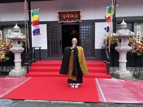 僧侶と本堂前